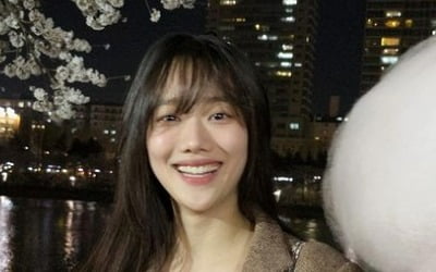 에이프릴 아닌 배우 이나은, 약 한 달만 근황…석촌호수서 즐긴 벚꽃 놀이