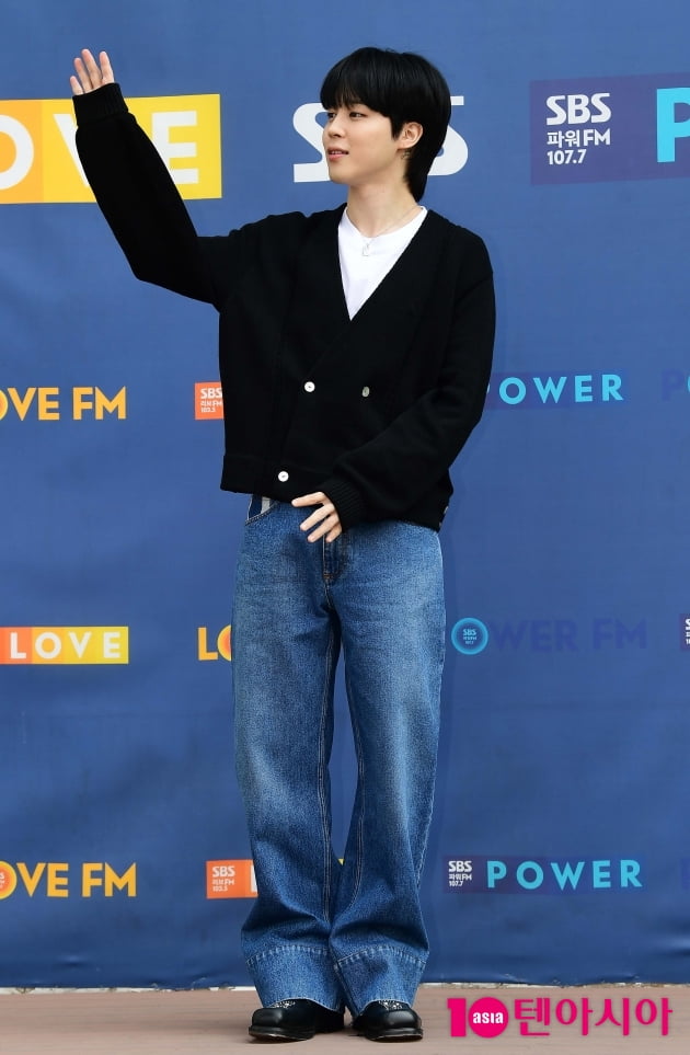 [TEN 포토] BTS 지민 '아미들에게 멋진인사'