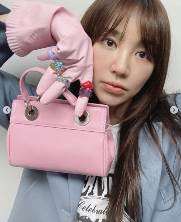 윤은혜, 핑크빛 미모...고무장갑도 패션이다