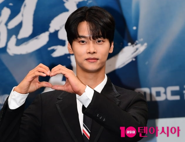 [TEN 포토] 차학연 '비밀스러운 하트'
