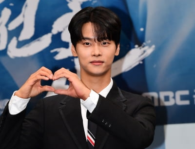 [TEN 포토] 차학연 '비밀스러운 하트'