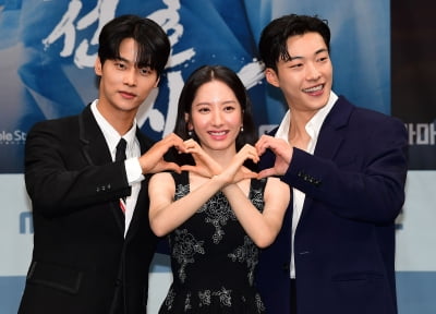 [TEN 포토] 우도환-김지연-차학연 '크로스 하트'