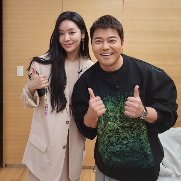 유명인이랑 사진 찍는 전현무, '더 글로리' 혜정이 만났다 "맘에 들면 고개 끄덕여"