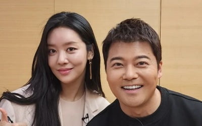 유명인이랑 사진 찍는 전현무, '더 글로리' 혜정이 만났다 "맘에 들면 고개 끄덕여"