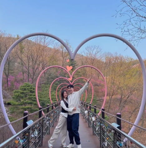 박수홍♥김다예, 하트 터널 아래서 샘솟는 부부애…허리 잡고 다정하게