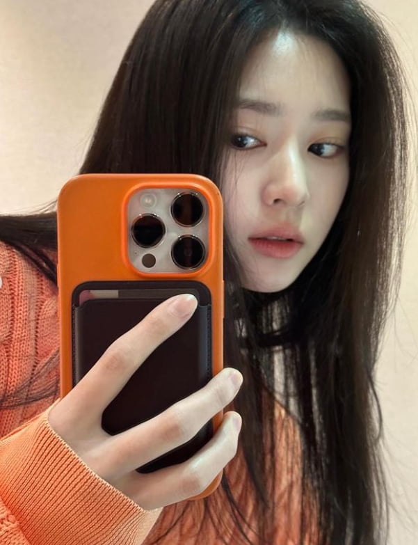 김민주, 완전 밍프로디테…핸드폰보다 작은 얼굴 크기