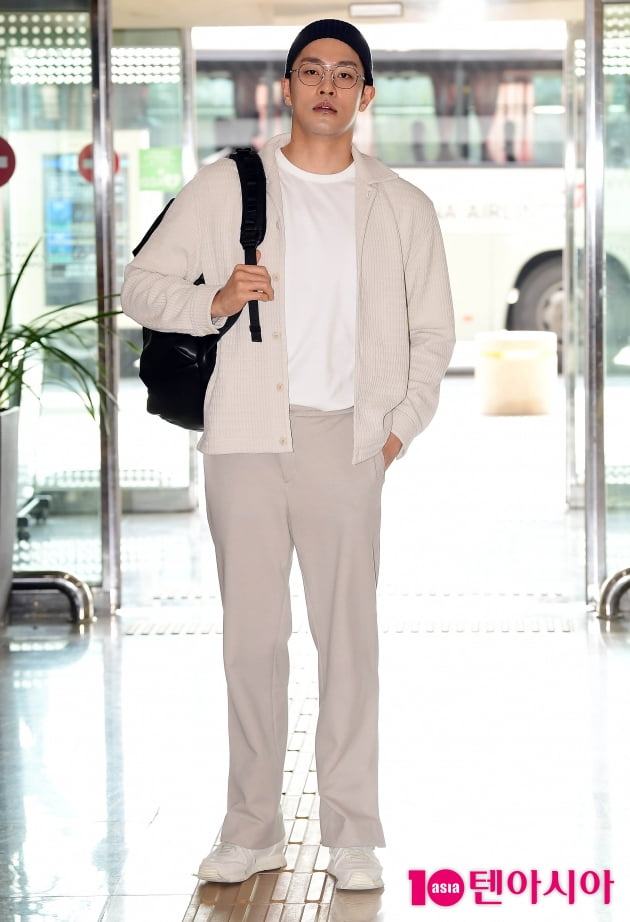[TEN 포토] 성훈 '더 넓어보이는 태평양 어깨'