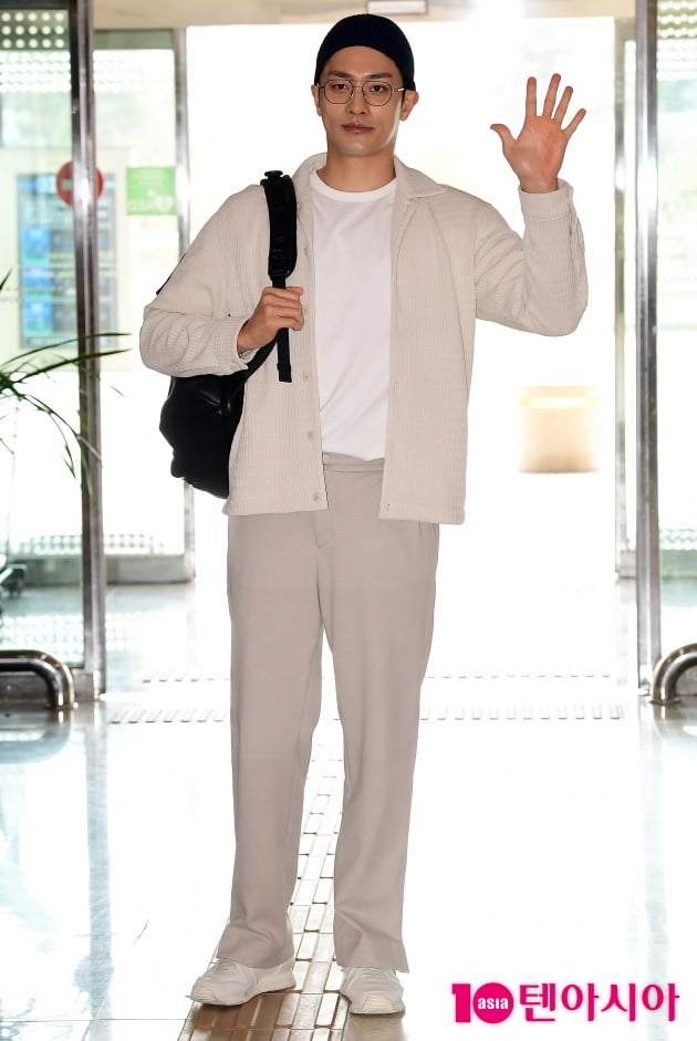 [TEN 포토] 성훈 '걸어다니는 조각상'
