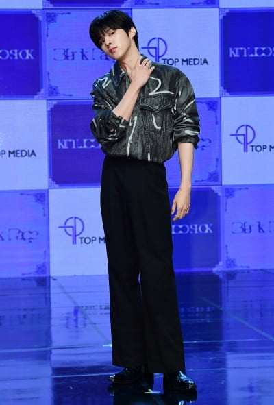 [TEN 포토] 김우석 '타이틀곡 '던'의 느낌으로'