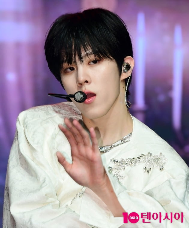 [TEN 포토] 김우석 '훈내 진동하는 외모'
