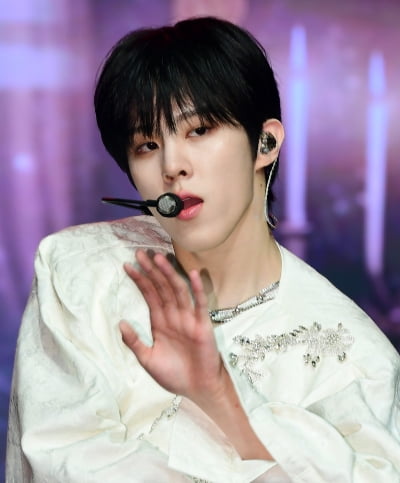 [TEN 포토] 김우석 '훈내 진동하는 외모'
