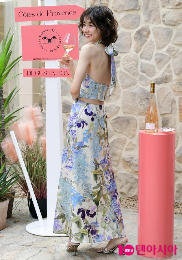 [TEN 포토] 박지현 '뻥 뚫린 뒤태'