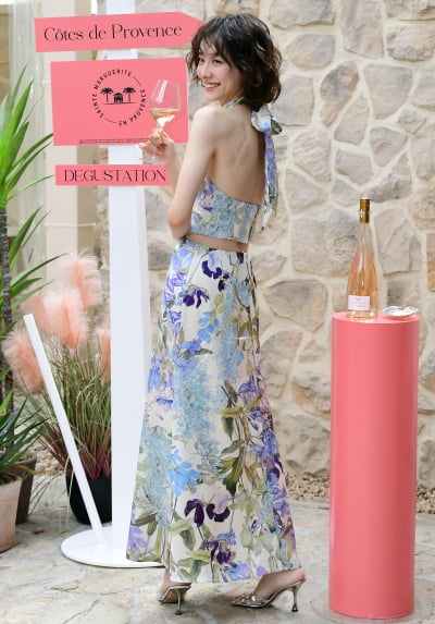 [TEN 포토] 박지현 '뻥 뚫린 뒤태'