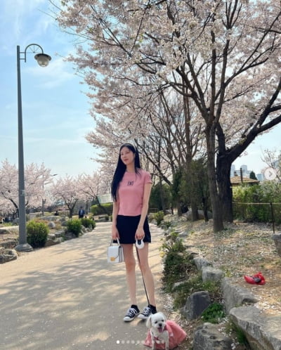 서현, 벚꽃과 깔맞춤 패션..."몽땅 망하기 전"