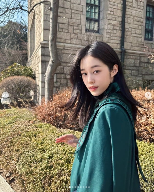 노윤서, 이대 졸업 인증...햇살마저 질투하는 미모