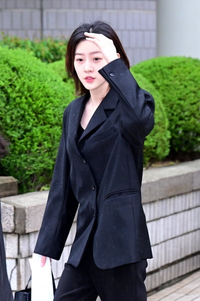 [TEN 포토] '음주운전' 김새론 '비맞으며 1심 선고공판 마쳐'