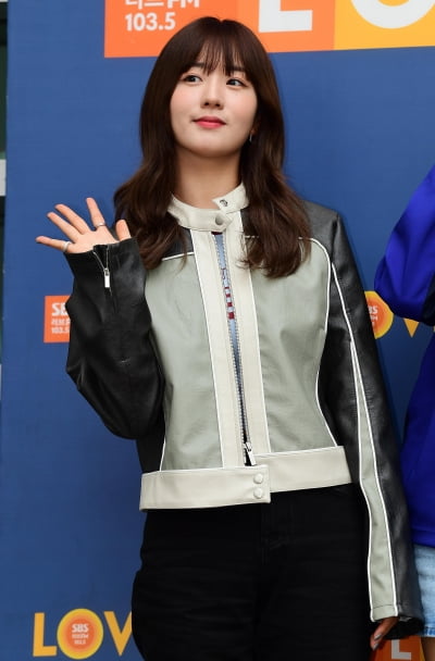 [TEN 포토] 에이핑크 윤보미 '인사는 귀엽게'