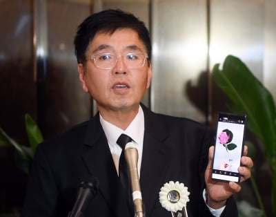 [TEN 포토] 인터뷰 하는 故 현미 아들 이영곤씨