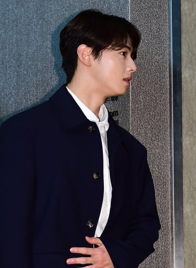 [TEN 포토] 차은우 '샤프한 옆선'