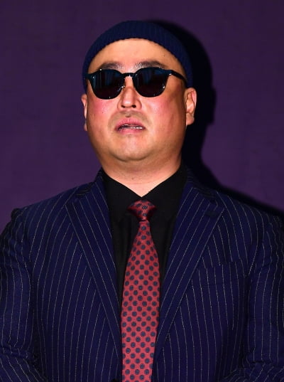 [TEN 포토] 길 '비니로 멋낸 하객패션'