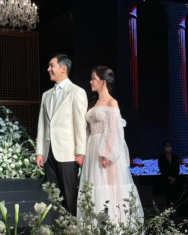 부부 된 이승기♥이다인, 화려한 웨딩드레스→'결혼해줄래' 셀프 축가[TEN이슈]