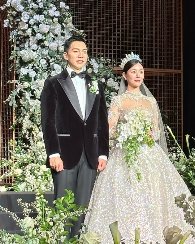 부부 된 이승기♥이다인, 화려한 웨딩드레스→'결혼해줄래' 셀프 축가[TEN이슈]