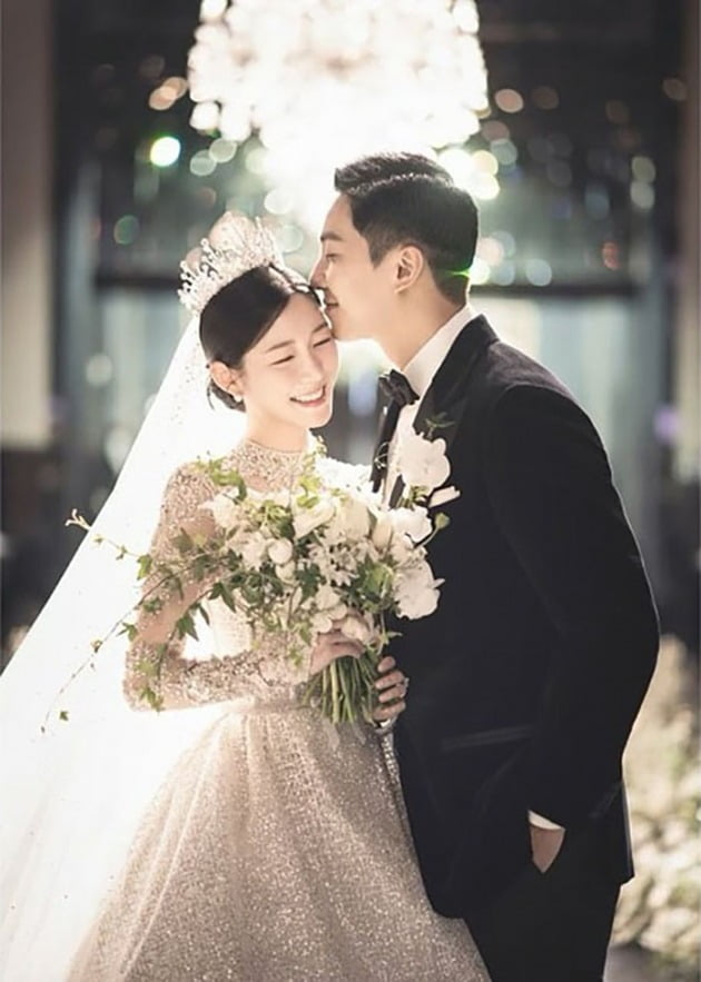 이승기, 이다인 웨딩화보. / 사진제공=휴먼메이드