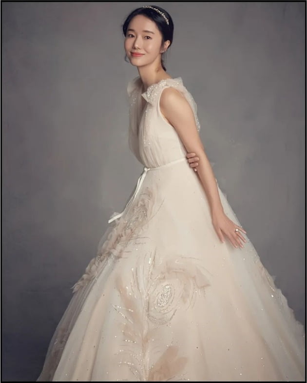 '연하 의사♥' 이정현, 애엄마 되기 전…결혼 4주년 자축하며 공개한 웨딩화보