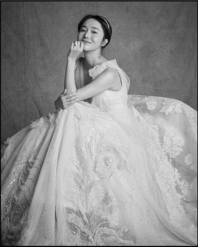'연하 의사♥' 이정현, 애엄마 되기 전…결혼 4주년 자축하며 공개한 웨딩화보