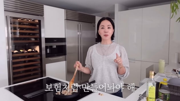 엄정화, 54세에도 몸매 유지 비결 있었네 "배달 주문 안 해…근육=보험"('Umaizing')[TEN이슈]