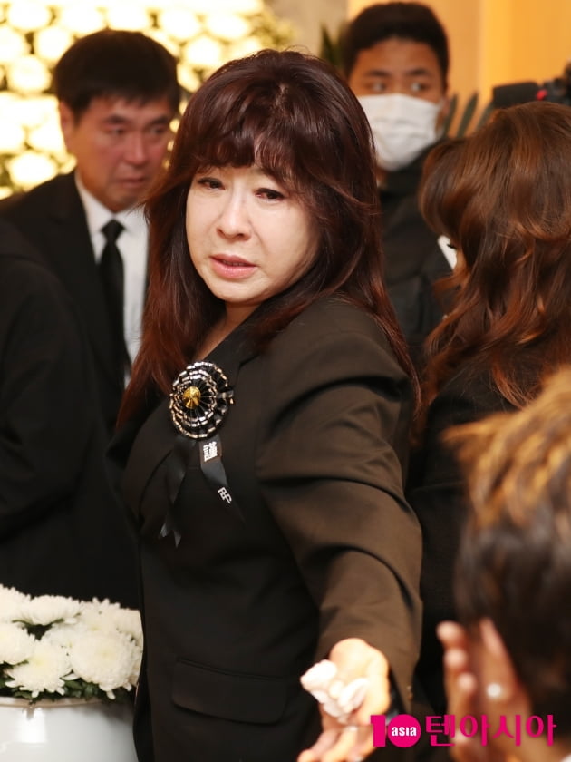 [TEN 포토] 故 현미 영결식에 참석한 노사연