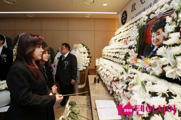 [TEN 포토] 故 현미 영결식에 참석한 노사연