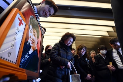 [TEN 포토] 故 현미 발인에서 오열하는 한상진