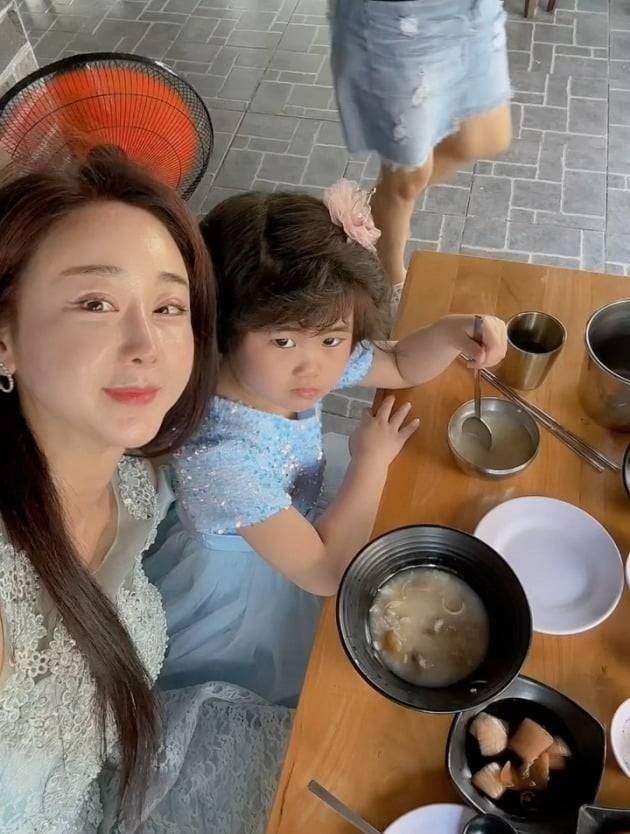 함소원, '18살 연하♥' 진화와 이혼설 해명 그 후…母 껌딱지 딸 자랑