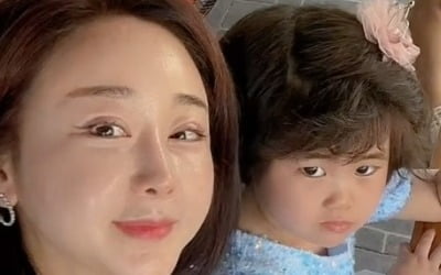 함소원, '18살 연하♥' 진화와 이혼설 해명 그 후…母 껌딱지 딸 자랑