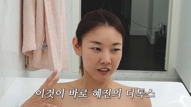 한혜진, 발가락 사이까지 각질 제거 "다리털 면도했다" 뿌듯('한혜진 Han Hye Jin')