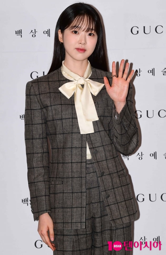 [TEN 포토] 김시은 '손 인사하는 인형'