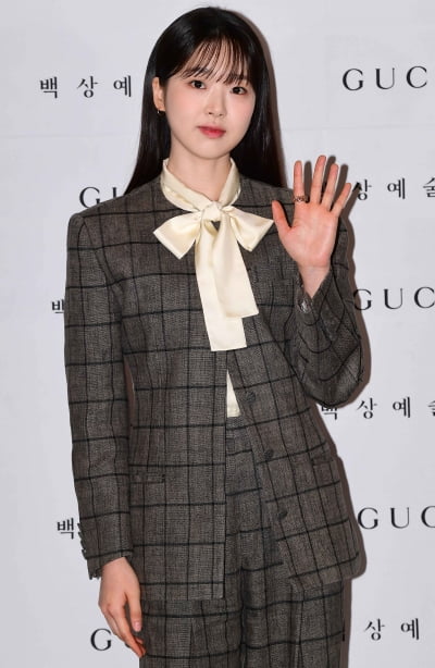 [TEN 포토] 김시은 '손 인사하는 인형'