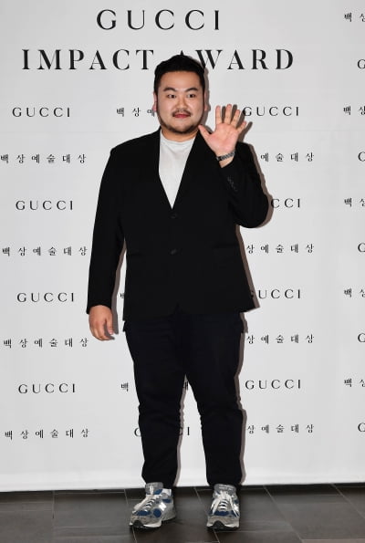 [TEN 포토] 박상영 작가 '긴장되는 포토타임'