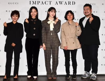 [TEN 포토] 심재명 명필름 대표-김신록-김시은-정주리 감독-박상영 작가 '다같이 하트'