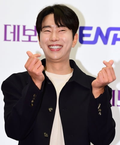 [TEN 포토] 윤현민 '스윗한 하트'