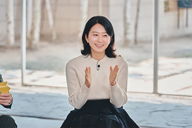 김희애, 책받침 단골 주인공→DJ…"단단한 내면 위해 끊임없이 공부한다"('유퀴즈')
