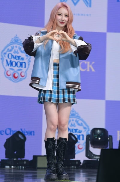 [TEN 포토] 이채연 '사랑스러운 하트'