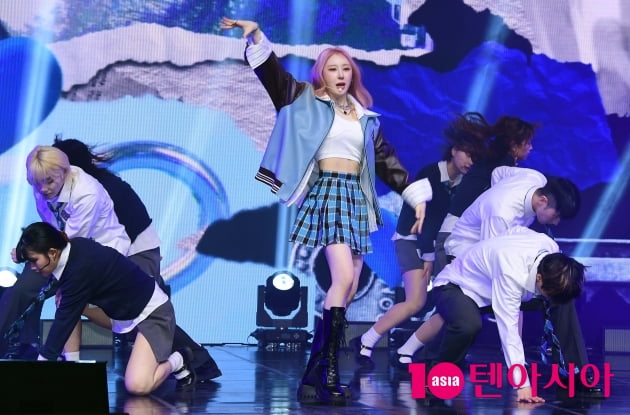 [TEN 포토] 이채연 '점점 빠져드는 무대'
