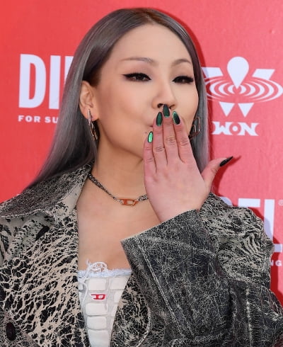 [TEN 포토] 씨엘 '팬들에게 딥키스 날리며~'