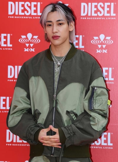 [TEN 포토] 뱀뱀 '다소곳하게'