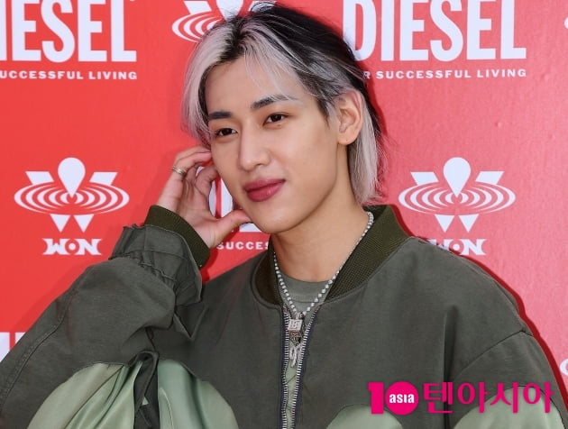 [TEN 포토] 뱀뱀 '빛나는 볼하트'