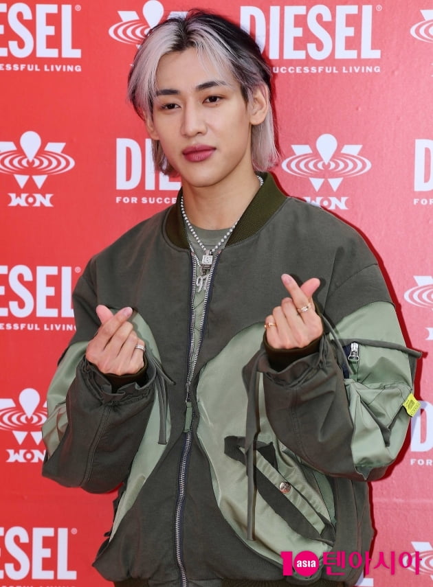 [TEN 포토] 뱀뱀 '하트 투척'