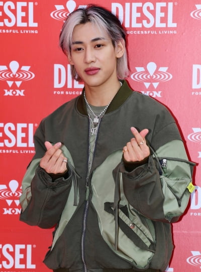 [TEN 포토] 뱀뱀 '하트 투척'