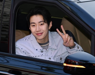 [TEN 포토] 박재범 '특급 팬 서비스중'